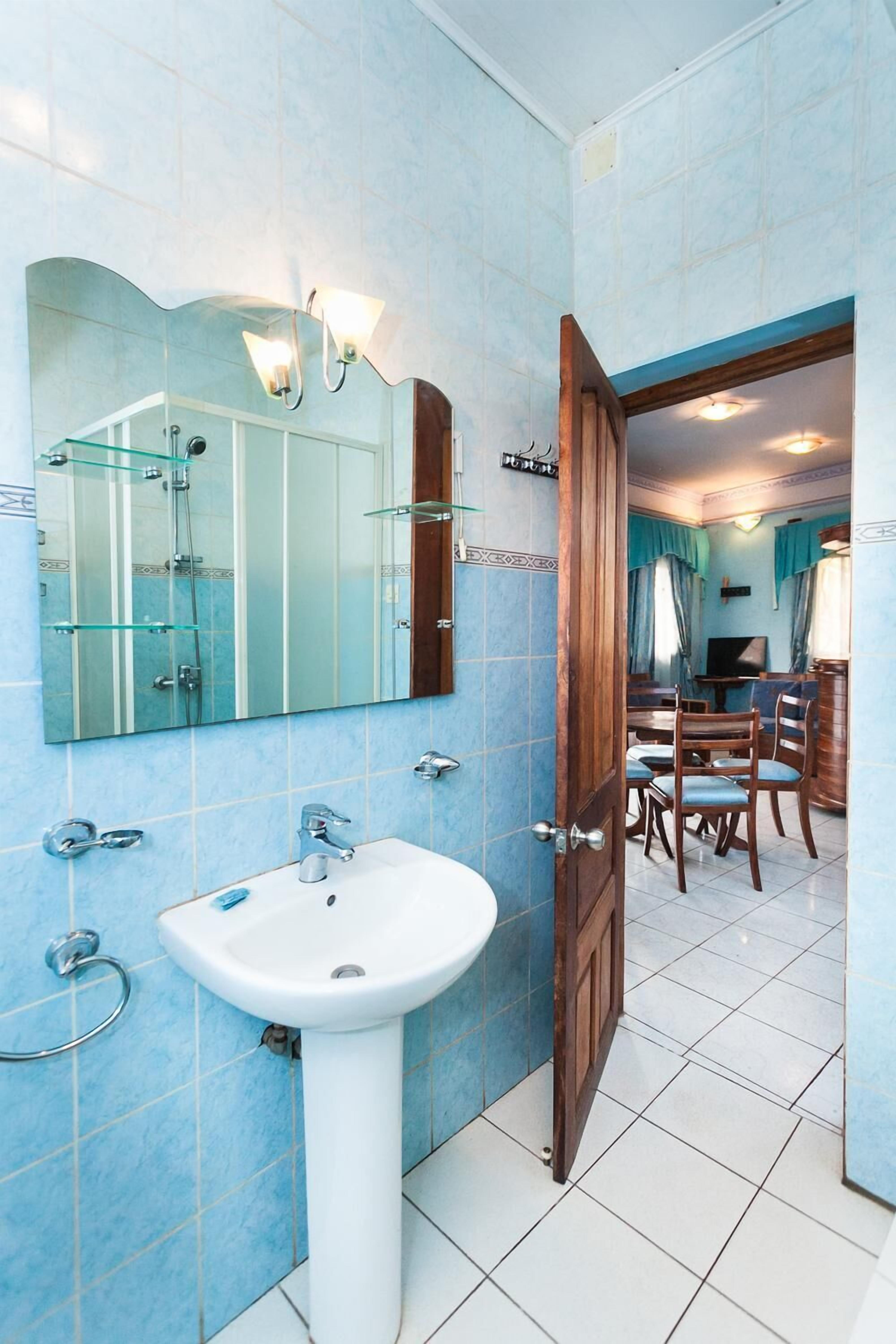 free toiletries, towels