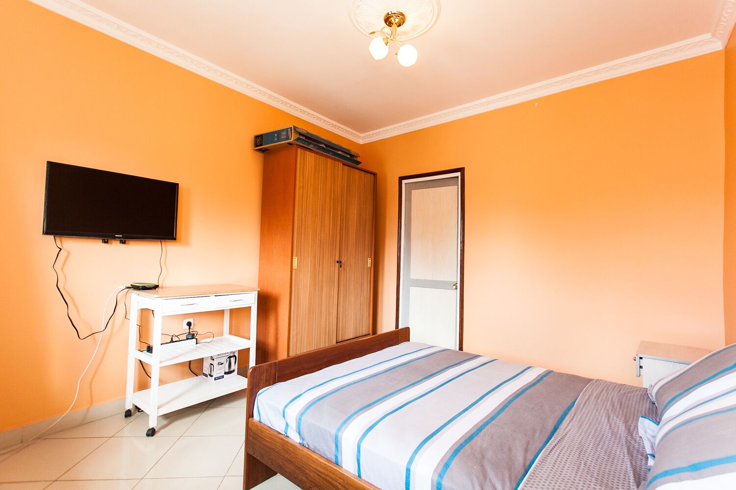 double room | iron/ironing board, rollaway beds, wifi, bed sheets