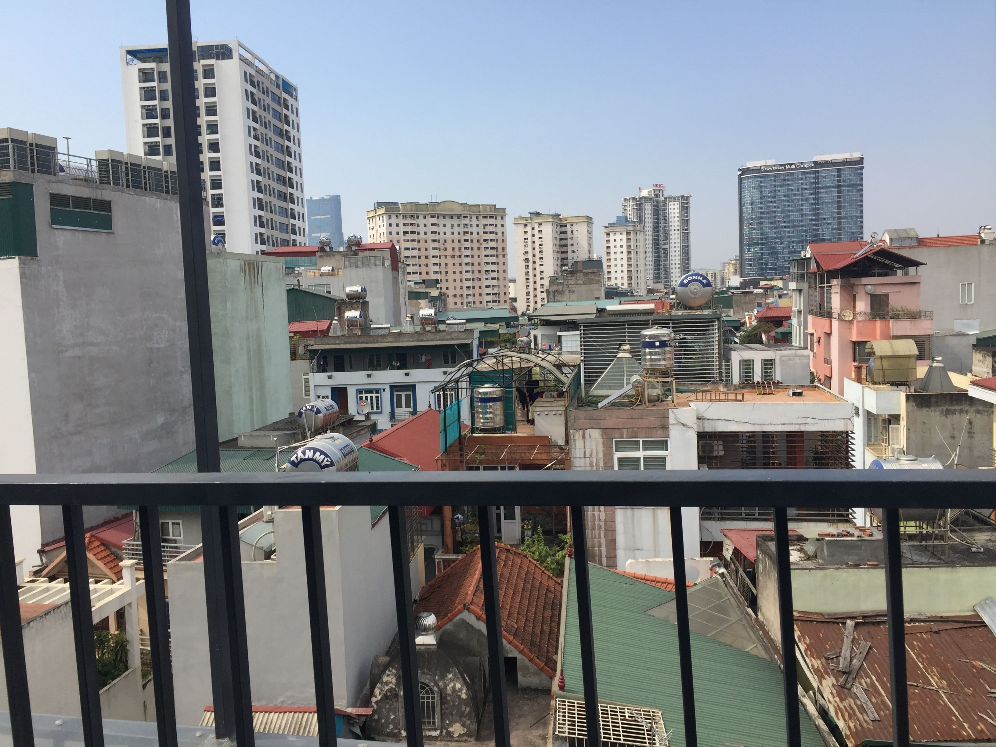 Un paysage urbain comprenant divers bâtiments, notamment des immeubles d’habitation à étages élevés et des édifices commerciaux.