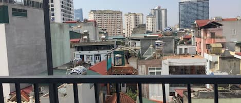 Un paysage urbain comprenant divers bâtiments, notamment des immeubles d’habitation à étages élevés et des édifices commerciaux.