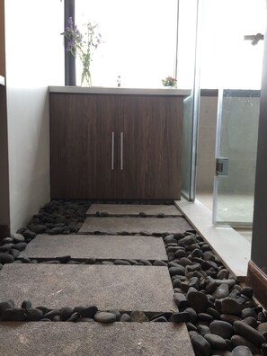 华丽开间, 城市景观 | 浴室 | 淋浴设施、免费洗浴用品、吹风机、拖鞋