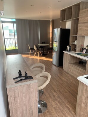Penthouse ejecutivo, 1 cama Queen size, cocina, vista a la ciudad | Servicio a la habitación