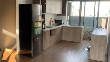 Executive Penthouse, 1 Queen Bed, Kitchen, City View | Private kitchenette