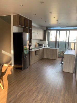 行政顶层房, 1 张大床, 厨房, 城市景观 | 私人简易厨房 | 大冰箱、微波炉、电热水壶、高脚椅