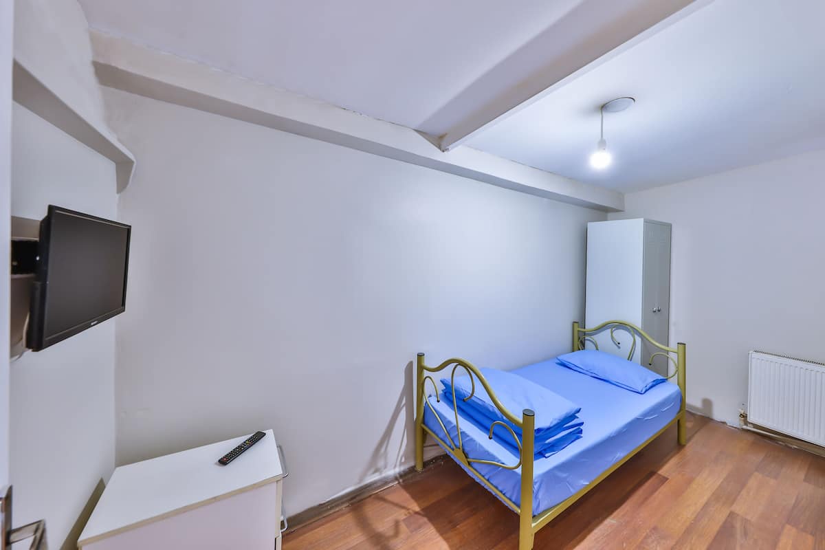 Soundproofing, free WiFi, bed sheets