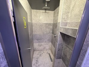 Douche, chaussons, serviettes fournies