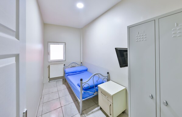 Elite Single Room, Men only | Soundproofing, free WiFi, bed sheets - Gökçe Pansiyon - Adult Only - Hostel (Istanbul)