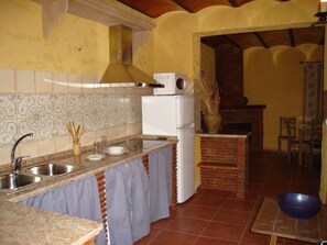 House, 3 Bedrooms, Private Pool (Posada) | Private kitchen | Full-size fridge, microwave, oven, stovetop - Cortijo Molino Los Justos (Algarinejo)