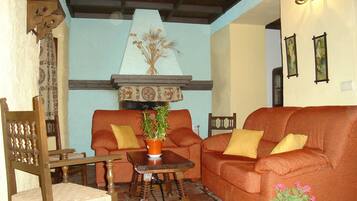 House, 3 Bedrooms, Private Pool (Molino) | Living area | Flat-screen TV, fireplace