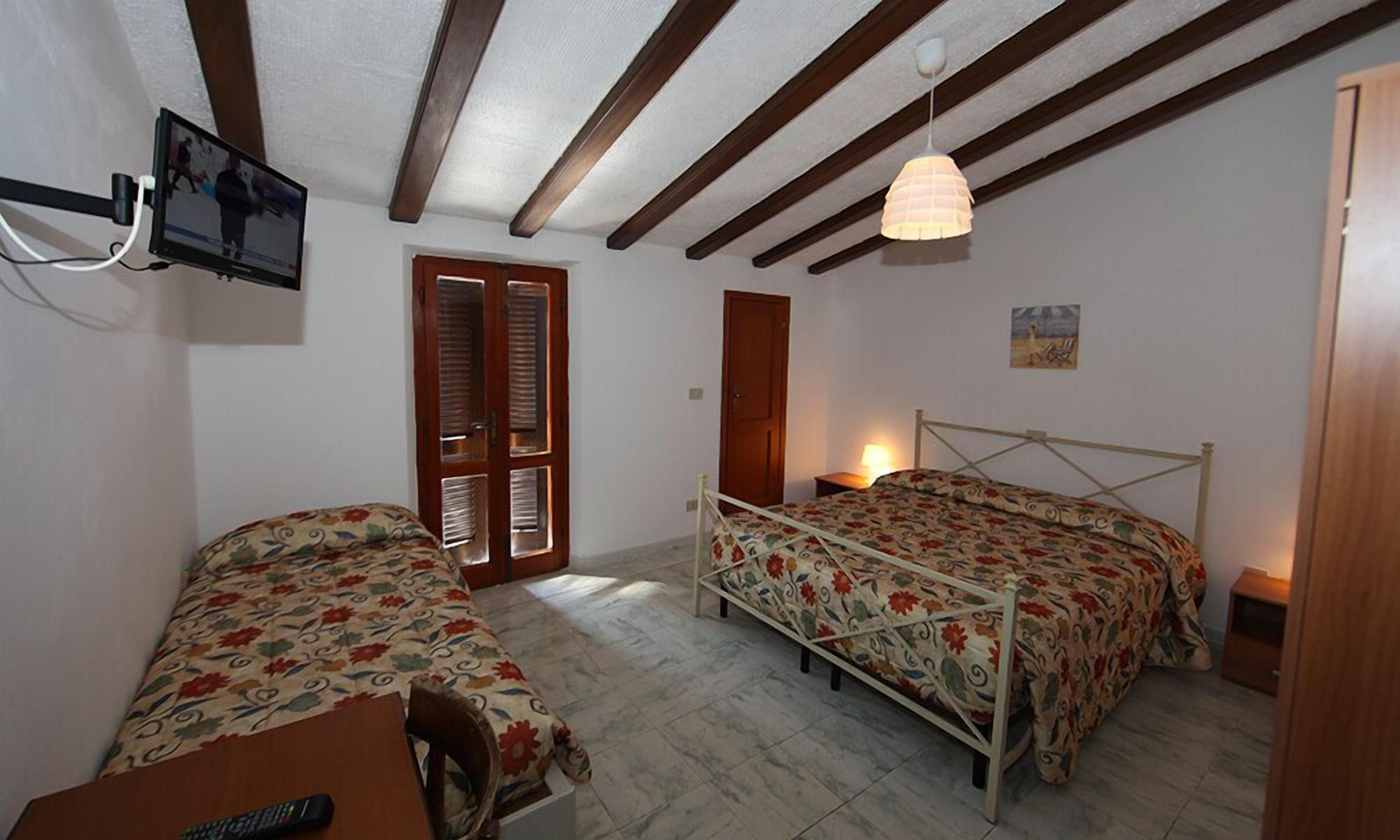 triple room | desk, free cots/infant beds, free wifi