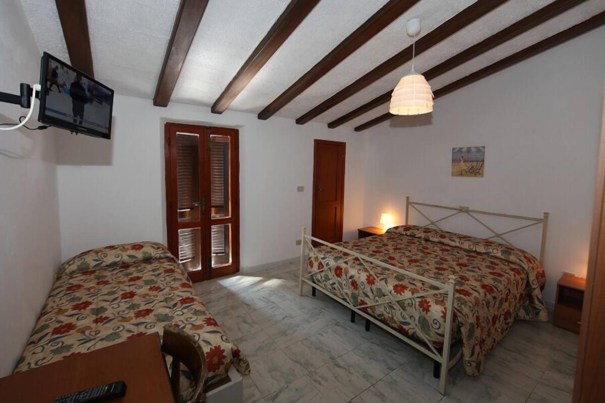 triple room | desk, free cots/infant beds, free wifi