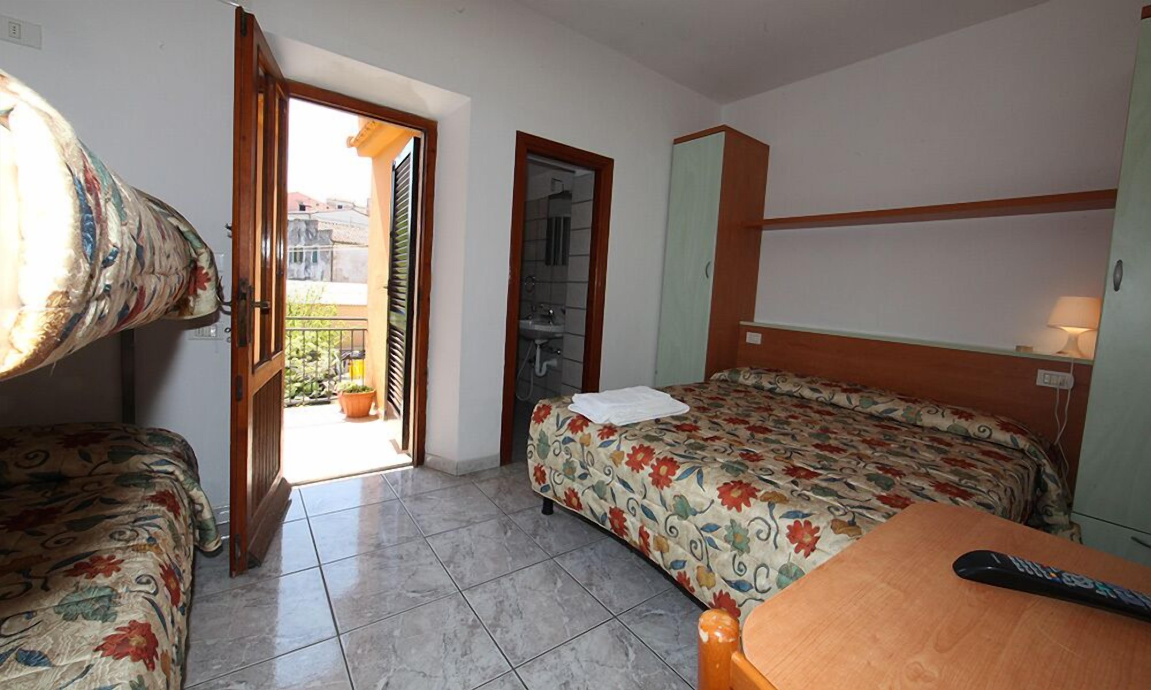 desk, free cots/infant beds, free wifi