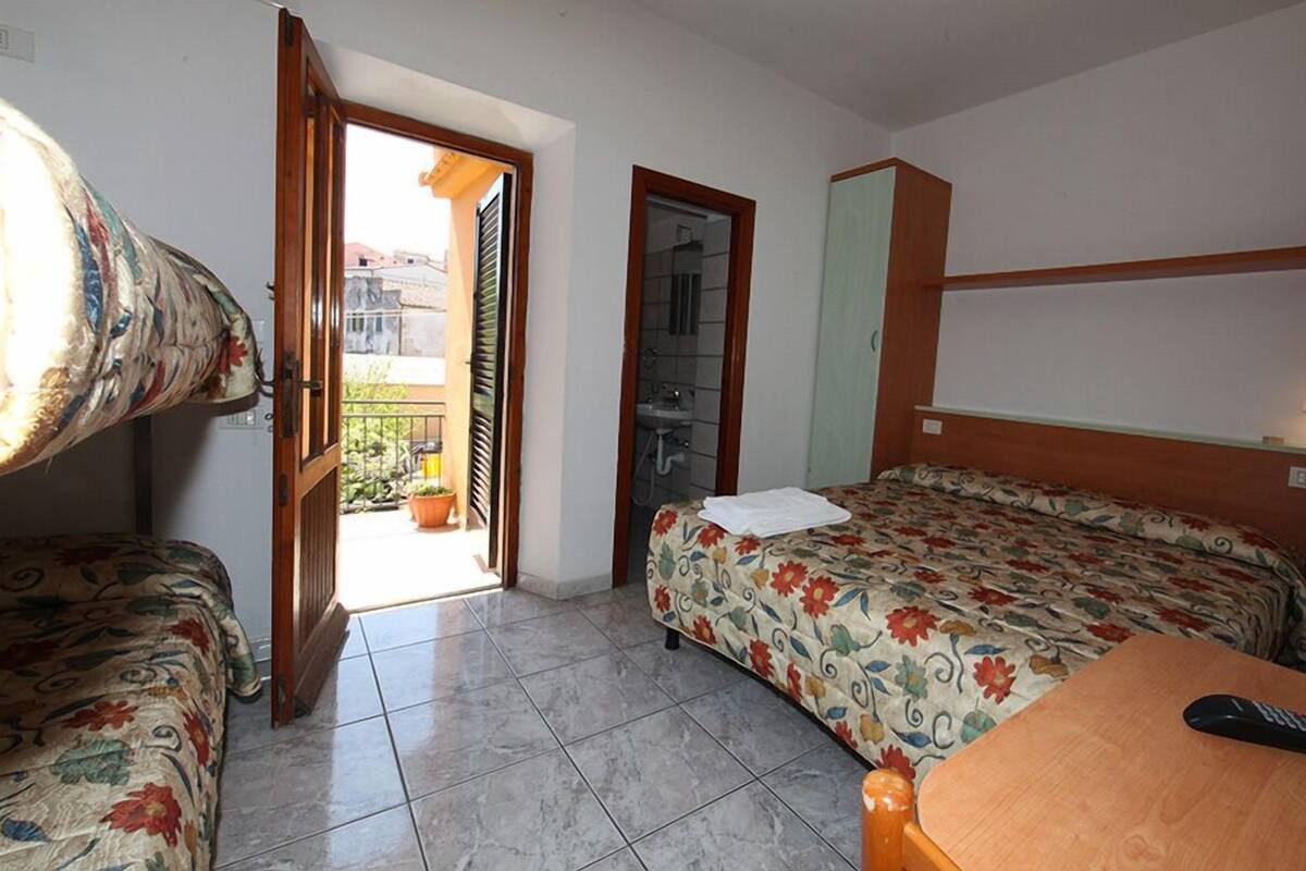 desk, free cots/infant beds, free wifi