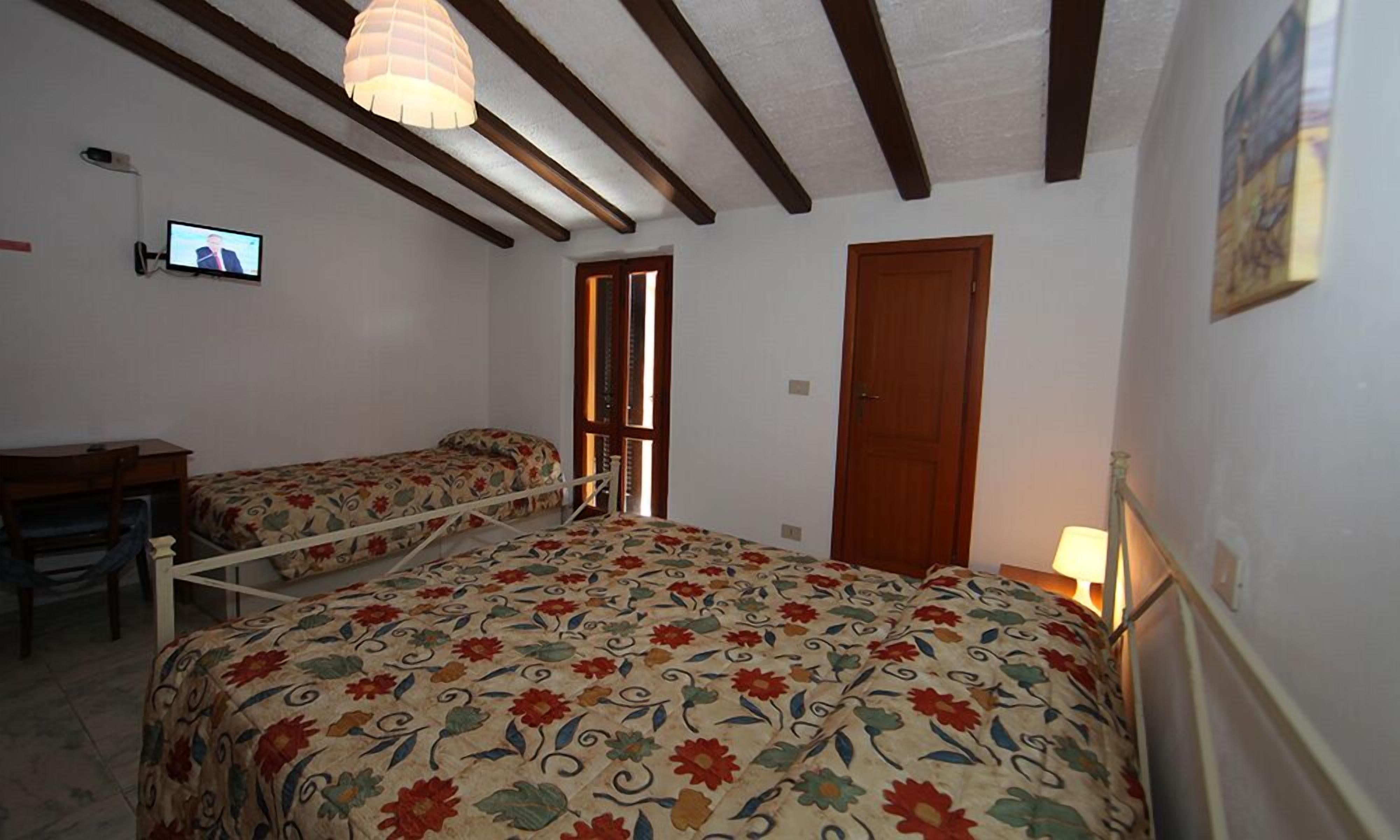 triple room | desk, free cots/infant beds, free wifi