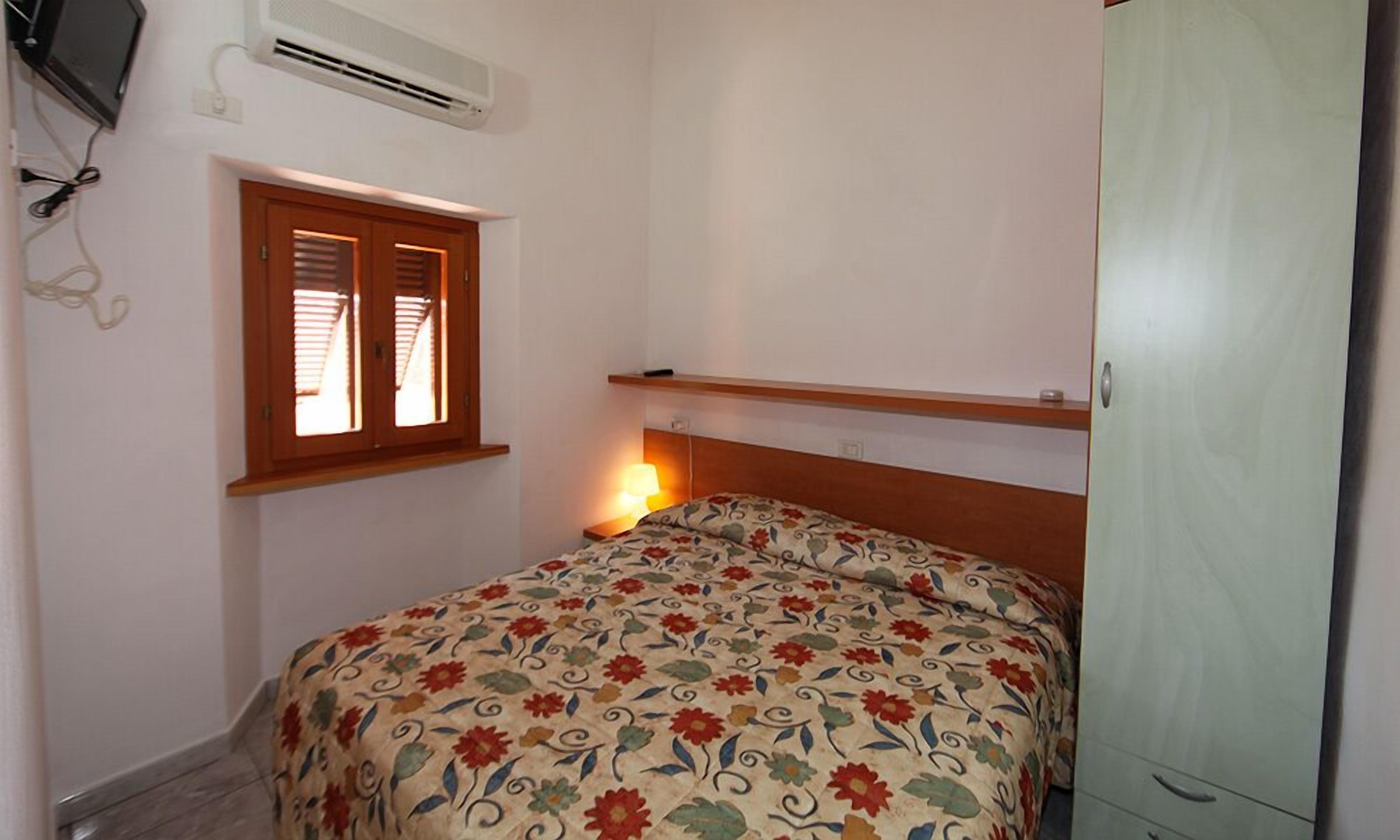 desk, free cots/infant beds, free wifi