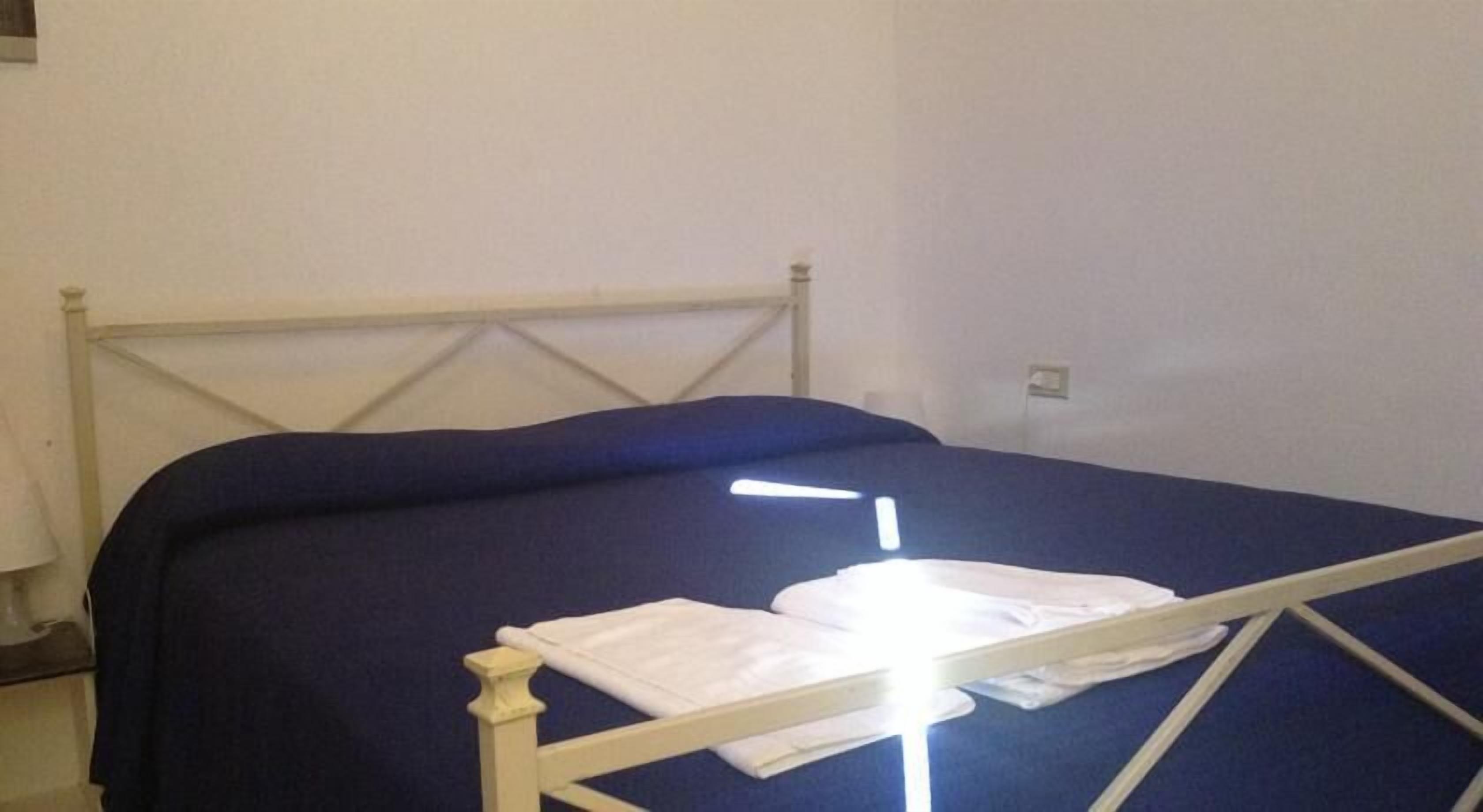 desk, free cots/infant beds, free wifi