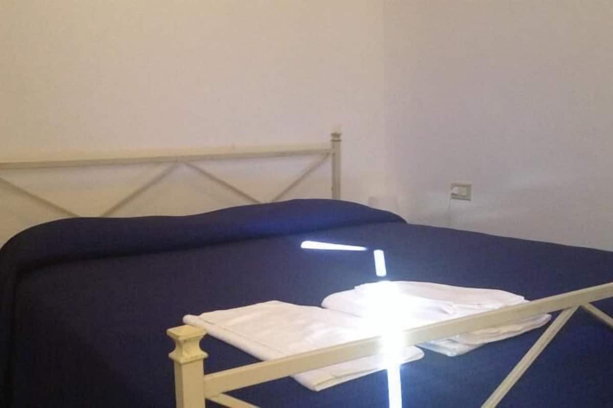 desk, free cots/infant beds, free wifi