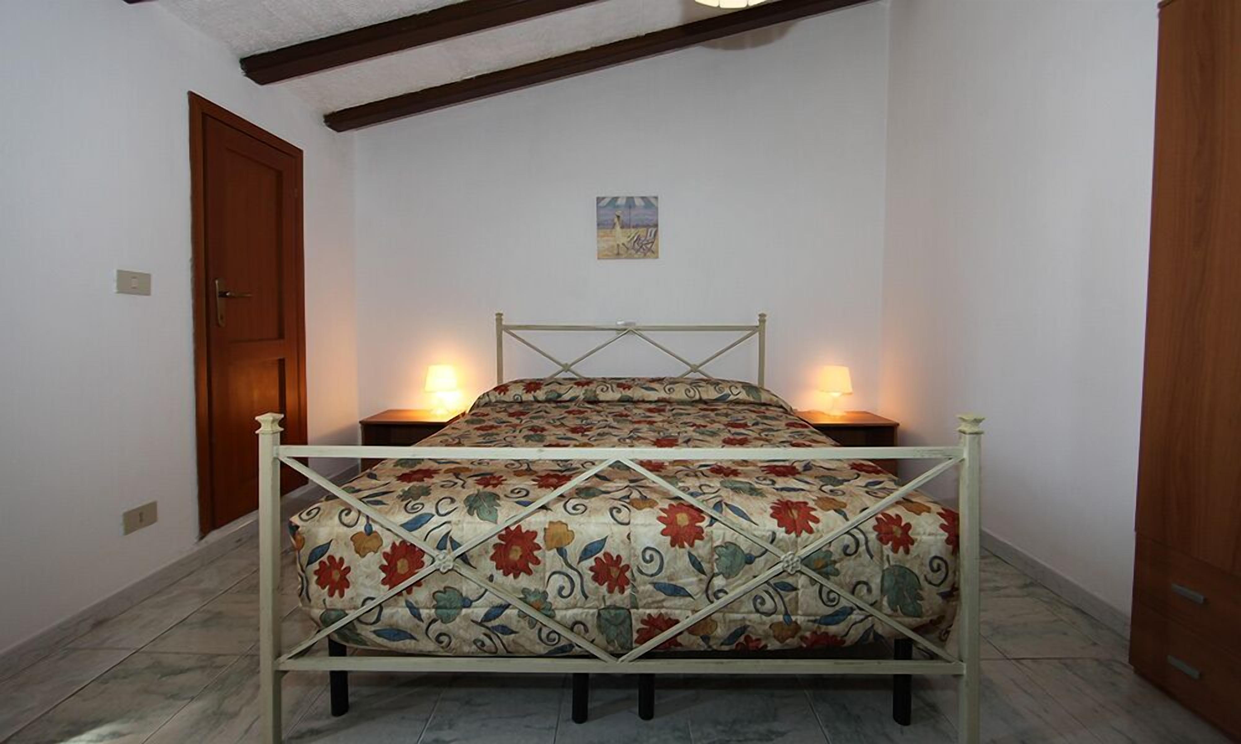 desk, free cots/infant beds, free wifi