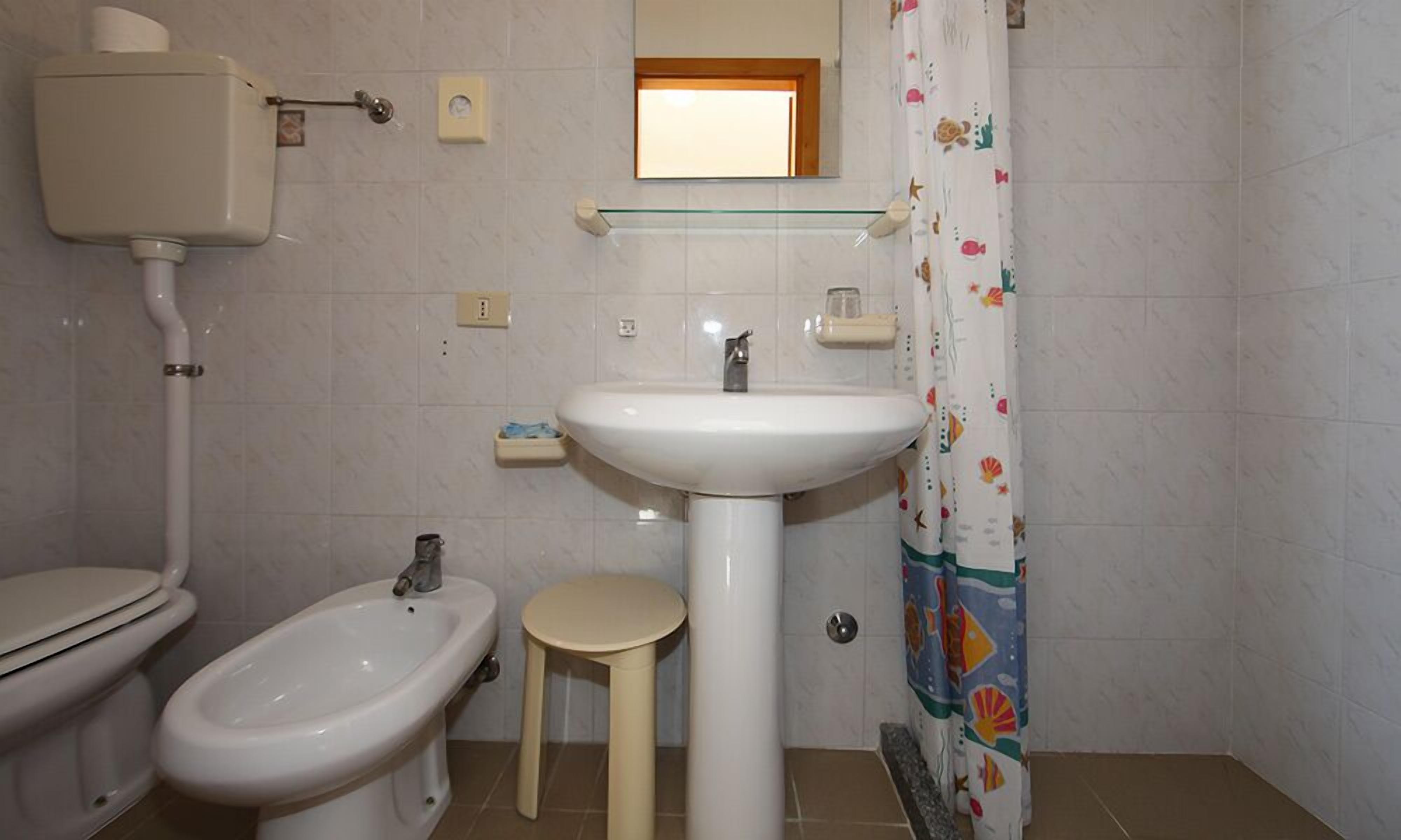 desk, free cots/infant beds, free wifi