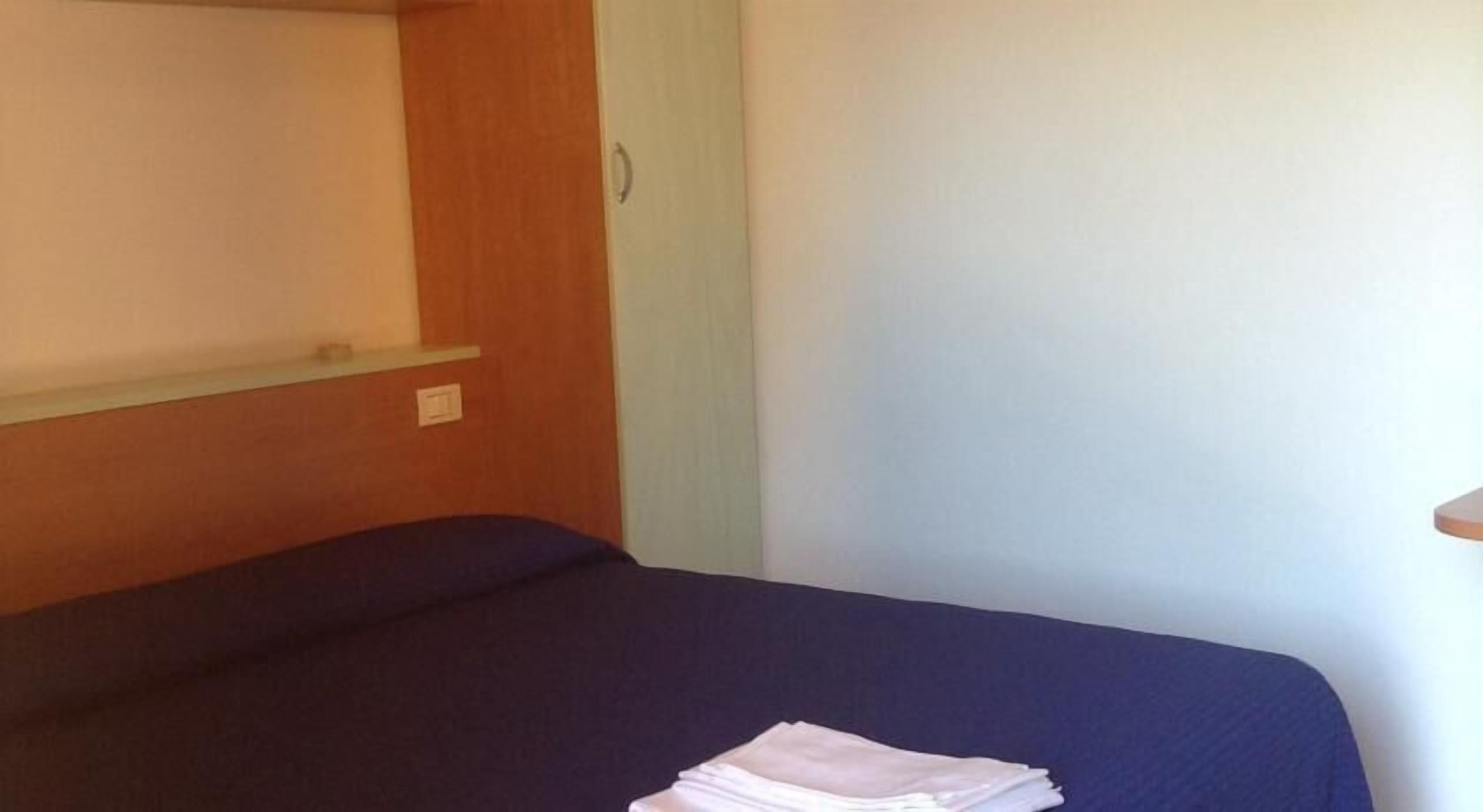 desk, free cots/infant beds, free wifi