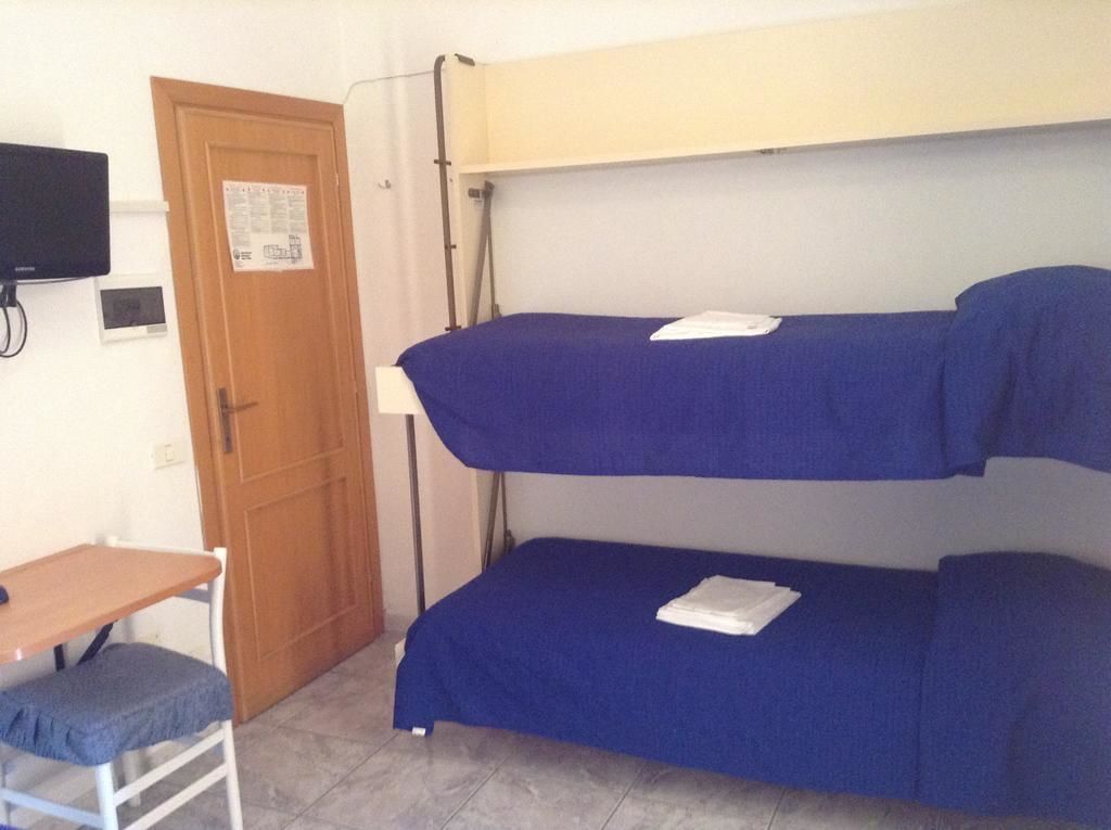 desk, free cots/infant beds, free wifi