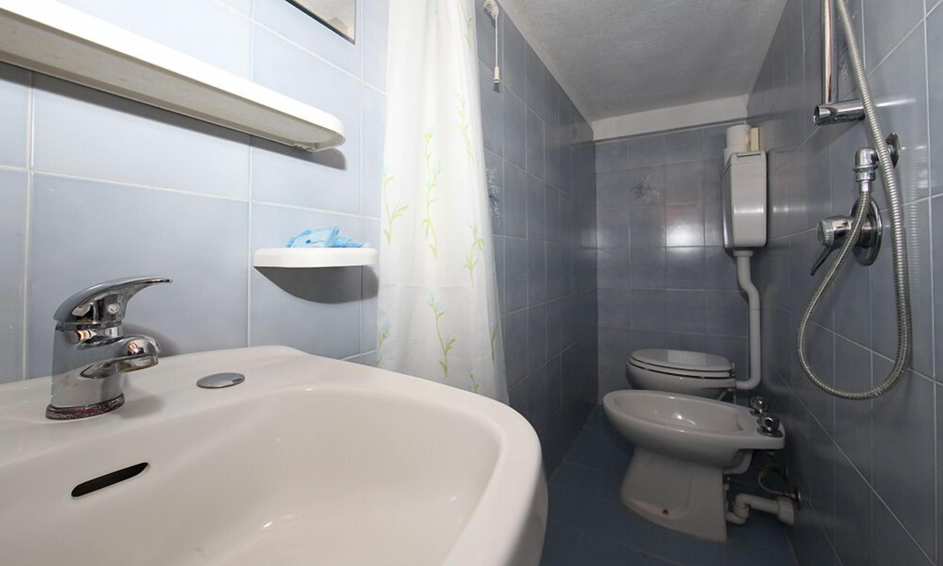 triple room | bathroom | shower, free toiletries, hair dryer, towels