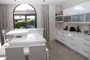 Maison | Cuisine privée | Grand réfrigérateur, micro-ondes, four, plaque de cuisson