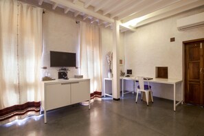 WHC Contemporary Heritage Penthouse Suite | Minibar, in-room safe, desk, free rollaway beds - Mangaldas Ni Haveli II by The House of MG (Ahmedabad)