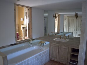 Suite, salle de bains attenante (Les Oliviers) | Salle de bain | Articles de toilette gratuits