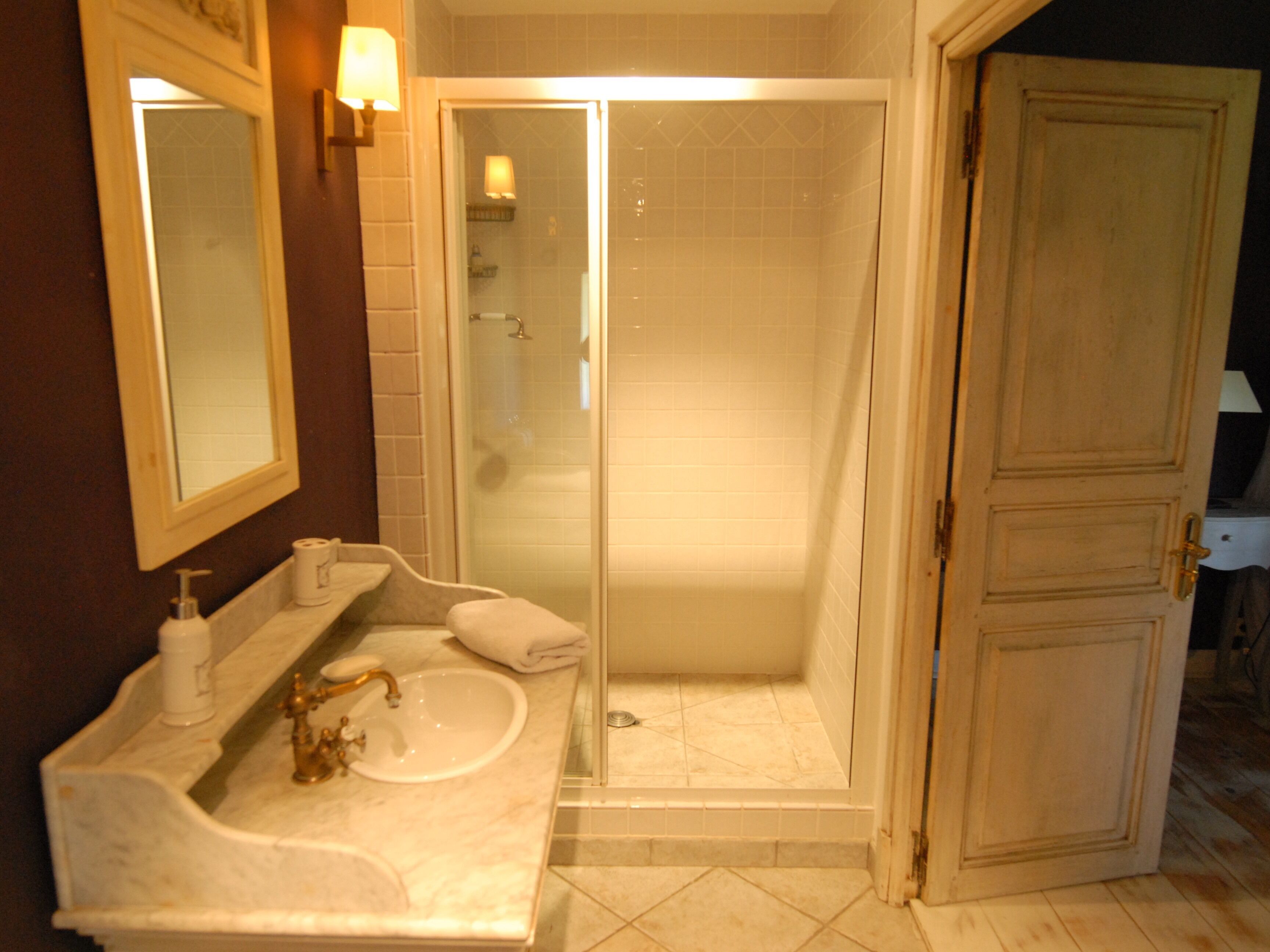 Ein Badezimmer mit Waschbecken, Spiegel und Dusche.