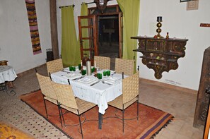 Tägliches inbegriffenes kontinentales Frühstück