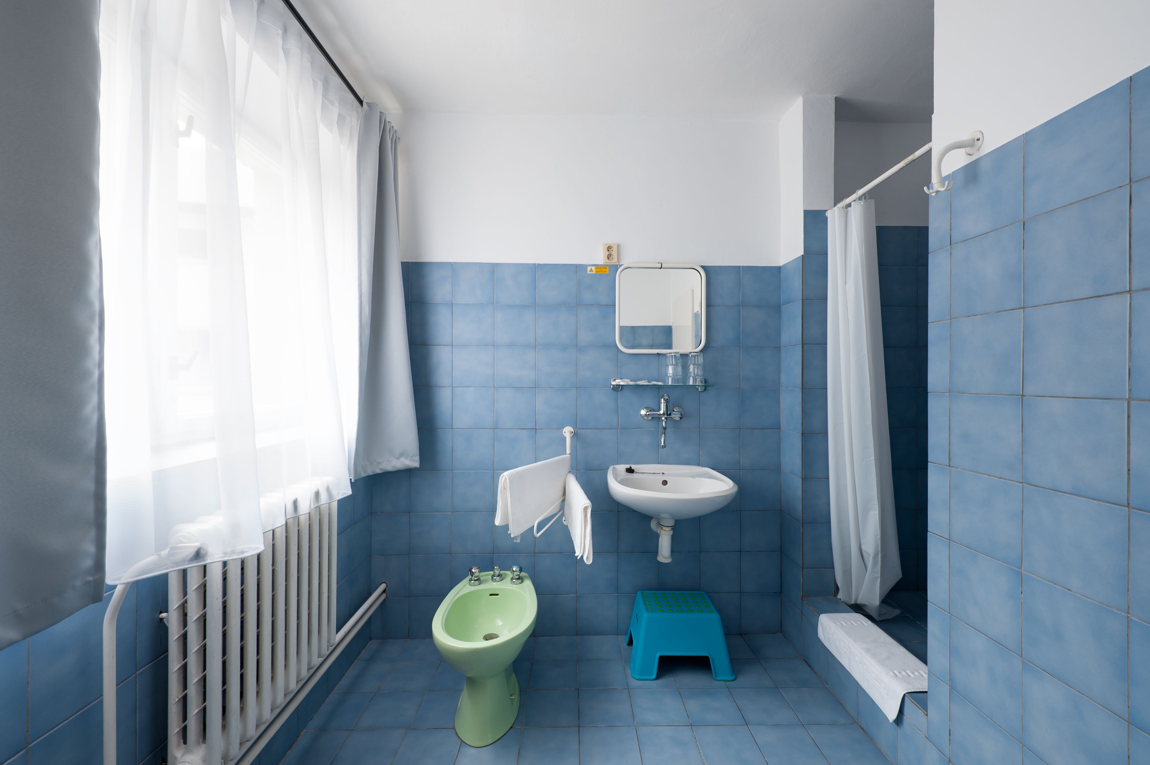 standard suite | bathroom | shower, free toiletries, hair dryer, towels