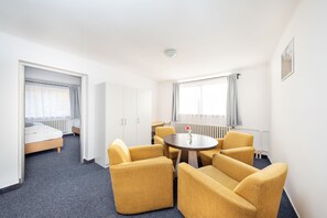 Two Bedroom Apartment with Living room | Skrivebord, blendingsgardiner og strykejern/-brett