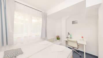 Bureau, rideaux occultants, fer et planche Ă repasser