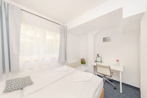 Økonomi-dobbeltrom | Skrivebord, blendingsgardiner og strykejern/-brett