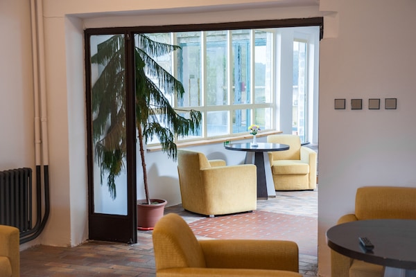 Lobby lounge