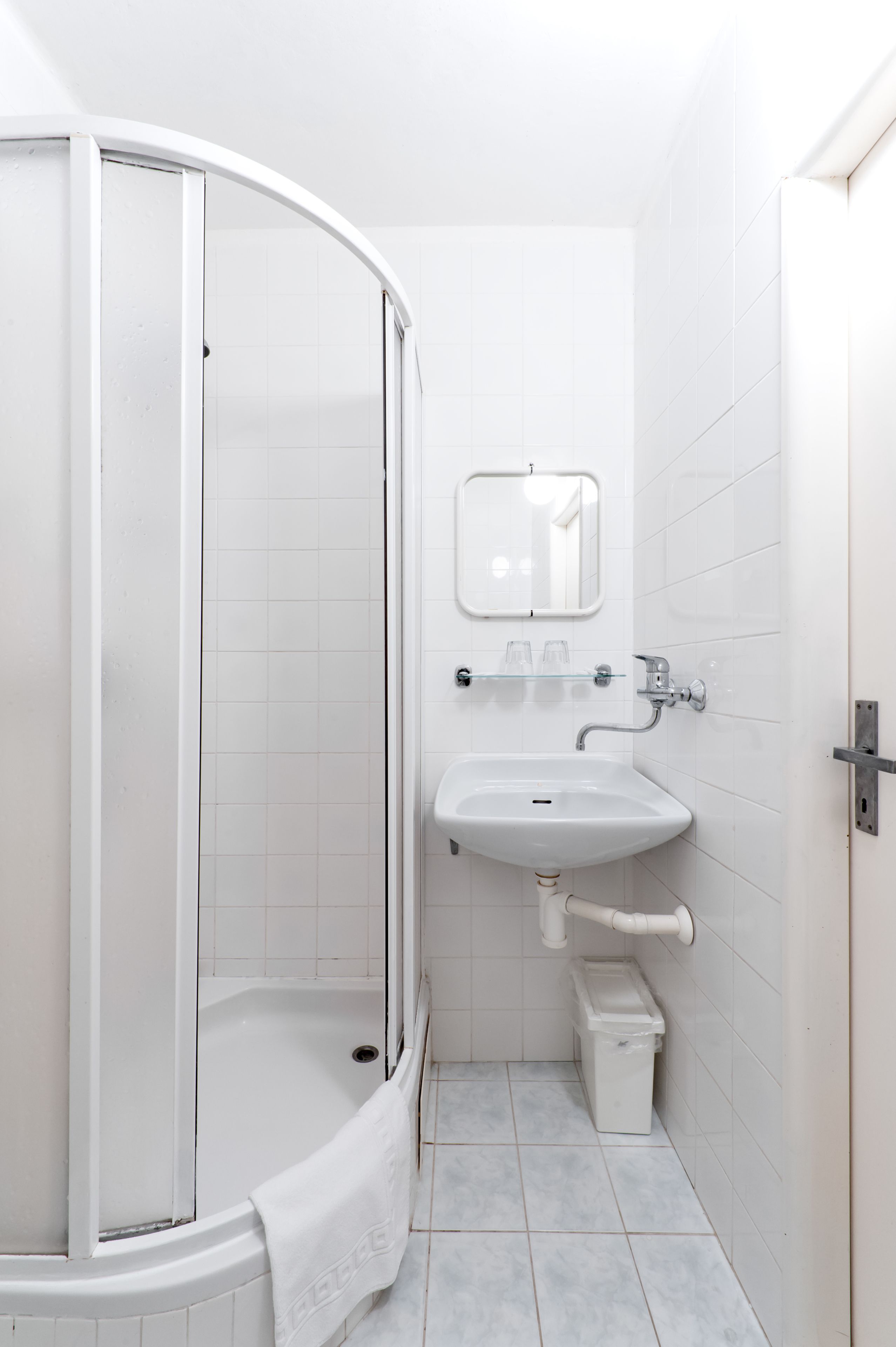 standard double room | bathroom | shower, free toiletries, hair dryer, towels