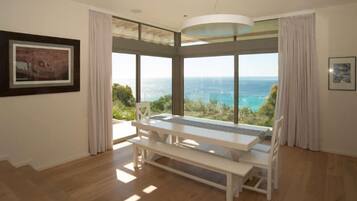 Luxury Villa, 5 Bedrooms | In-room dining