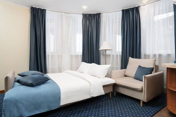 Deluxe-huoneisto | Tallelokero huoneessa, työpöytä, äänieristys, silitysrauta/-lauta