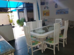 Maison, 4 chambres (Suites) | Cuisine partagée | Grand réfrigérateur, micro-ondes, four, plaque de cuisson