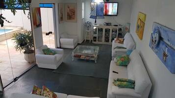 Casa, 4 quartos (Suites) | Área de estar | TV LED 52 polegadas com canais digitais, TV