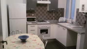 Apartment | Private kitchen | Full-sized fridge, microwave, oven, coffee/tea maker