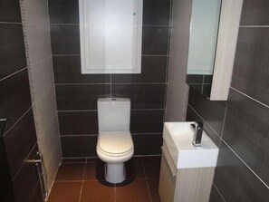 Apartment | Bathroom | Bathtub, hair dryer