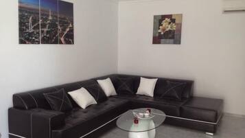 Apartment | Living room | Flat-screen TV