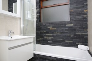 Basic Studio, 1 Bedroom, City View, Sea Facing | Bathroom | Combined shower/tub, deep soaking tub, free toiletries, towels - Studio in the Park (Cape Town)