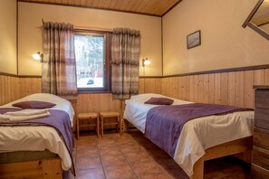 1 habitación, escritorio y tabla de planchar con plancha 