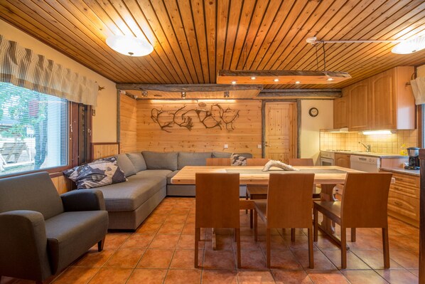 Ferienhaus, 4 Schlafzimmer, Sauna | Essbereich im Zimmer