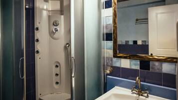 Chambre Double Supérieure | Salle de bain | Douche, articles de toilette gratuits, sÚche-cheveux