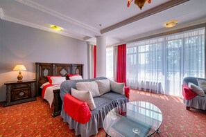 Suite | Minibar, iron/ironing board, free cots/infant beds, bed sheets