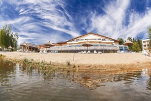 Playa privada, camastros, sombrillas y pesca